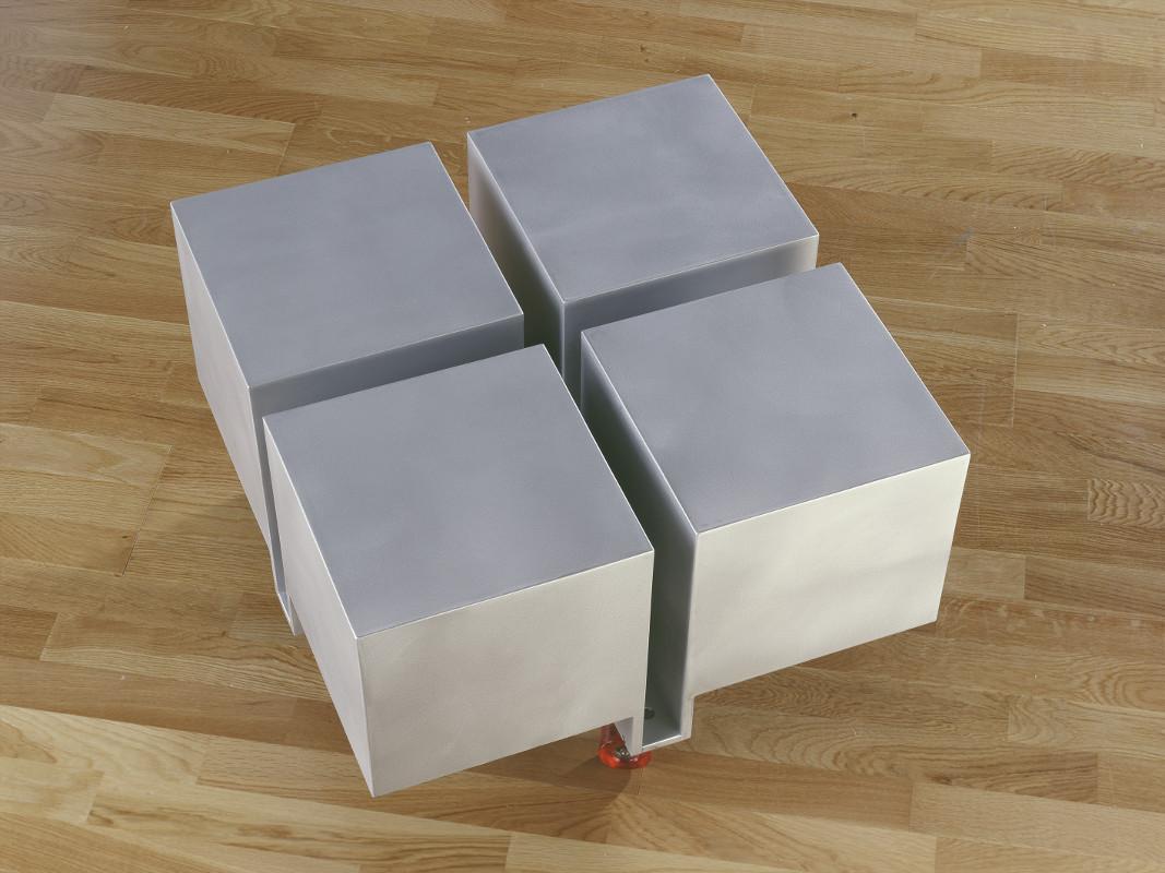 Table basse sur roulettes en tôle d'aluminium