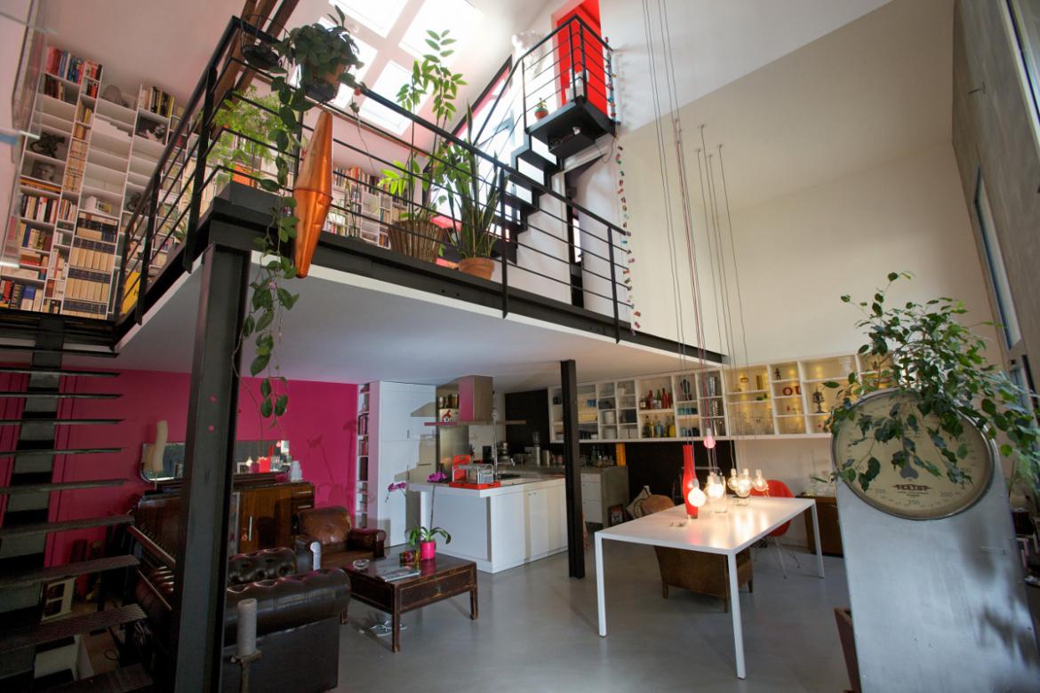 Cuisine et bibliothèque en médium laqué et résine acrylique